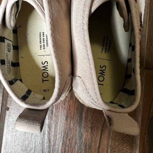 Toms Suede Pink floral embroidery mid top Moccasins shoes - Picture 4 of 6